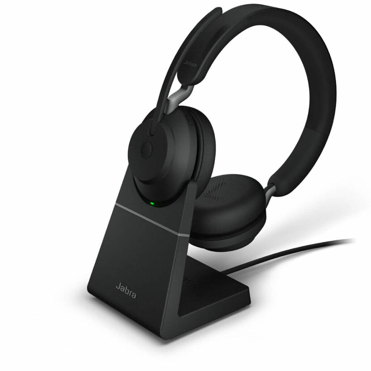 Ein schwarzes kabelloses Headset, das auf einem Ladegerät mit sichtbarem Kabel ruht; geeignet für Büro- oder persönlichen Gebrauch mit Noise-Cancelling-Funktionen.