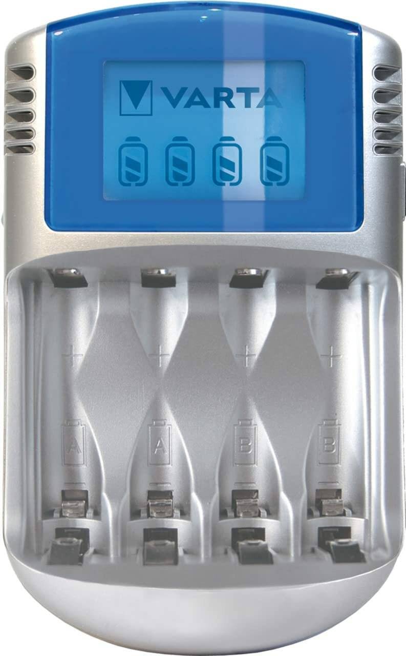 Ein Ladegerät mit vier Steckplätzen, die mit A und B beschriftet sind, zwei Steckplätze pro Buchstabe. Ein Symbol oben zeigt vier volle Batteriesymbole, die den Ladestatus anzeigen.