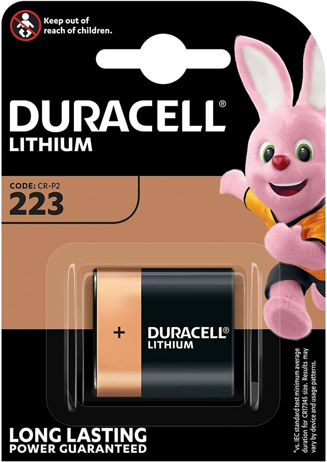 Duracell Lithium Batterie-Verpackung mit dem Duracell Hasen rechts, Text 'Code: CR-P2 223' links und Batterieabbildung darunter.