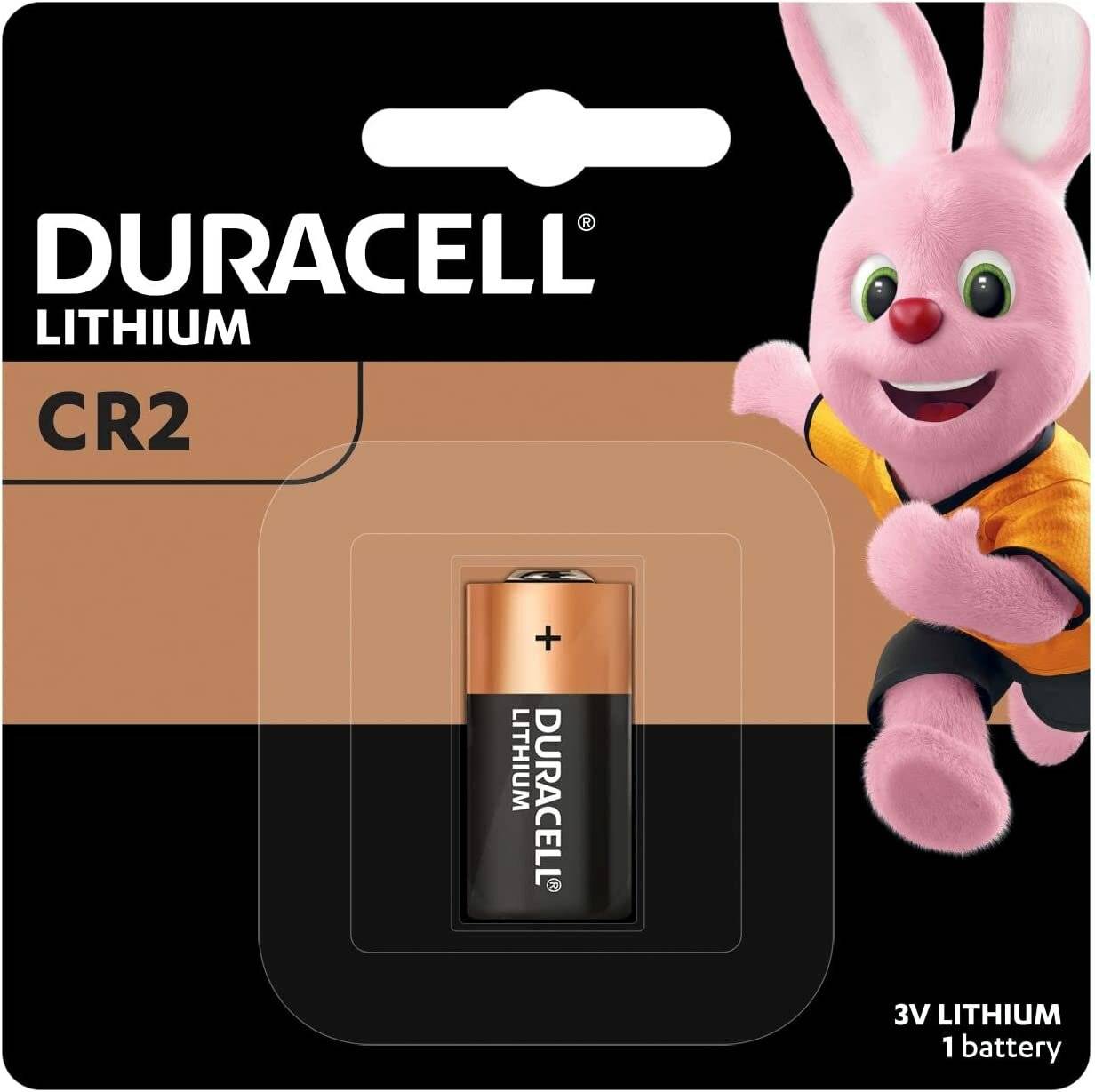 Eine Packung mit Duracell CR2-Lithiumbatterien mit einem Bild einer pinken Häschenmaskottchen auf der Seite.