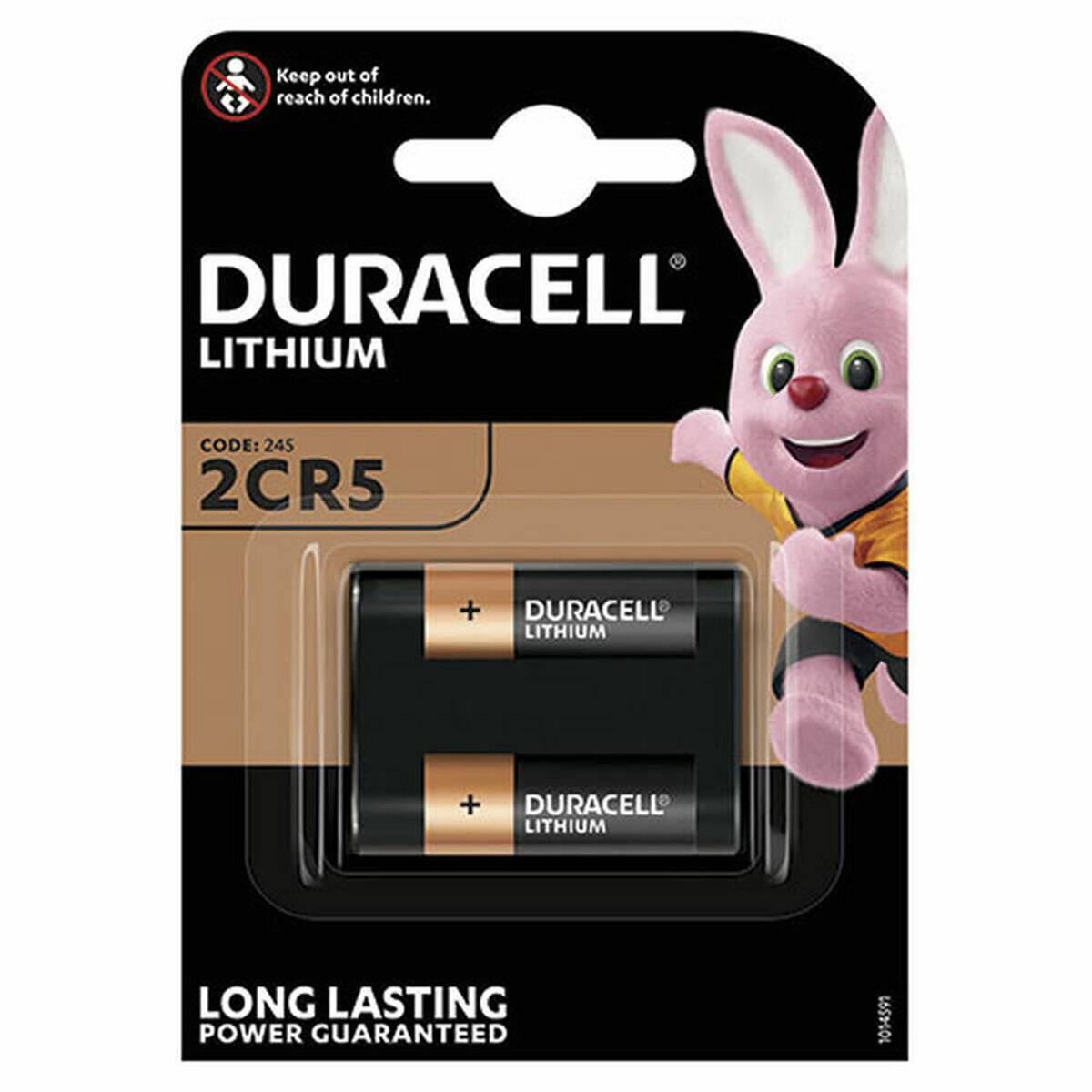 Duracell Lithium 2CR5 Batteriepack mit einem Bild einer rosa Hasenmaskottchen. Text: Langanhaltende Leistung garantiert, außerhalb der Reichweite von Kindern aufbewahren.