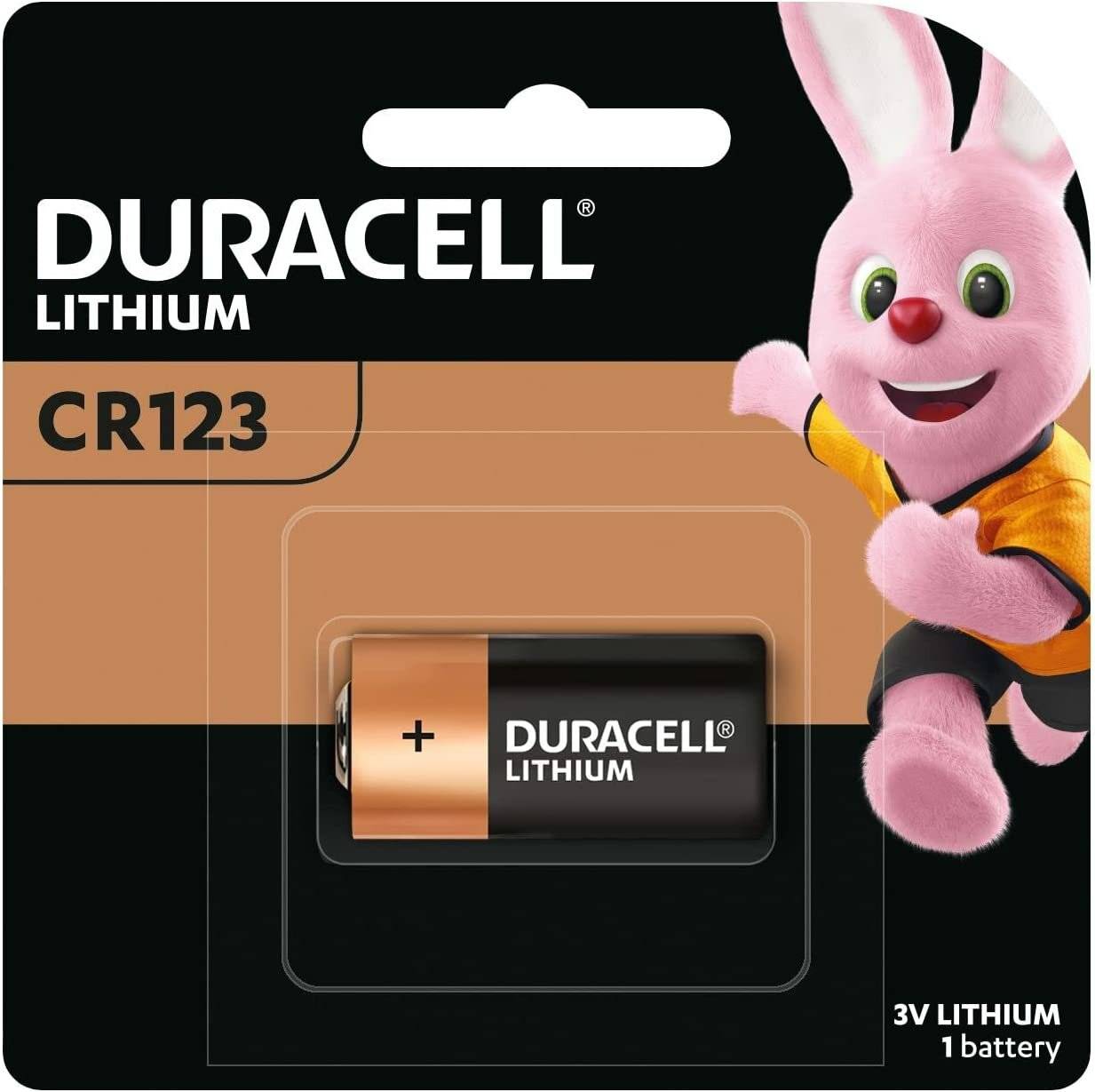 Die Verpackung einer Duracell-CR123-Lithiumbatterie zeigt einen pinken Hasen als Maskottchen.