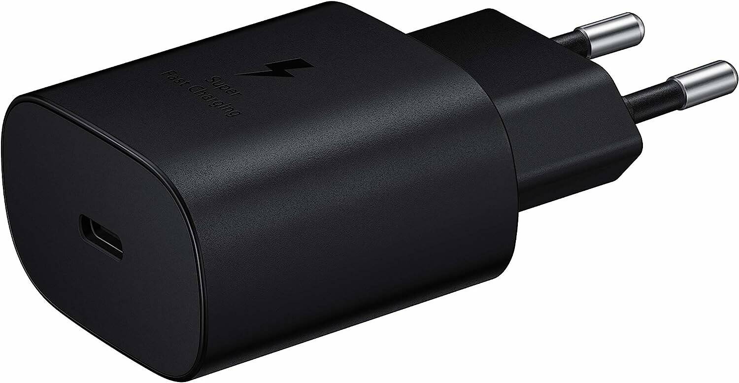 Ein schwarzer USB-Ladegerät mit einem Blitzsymbol an der Seite, versehen mit dem Text ‚Super Schnell Laden'.