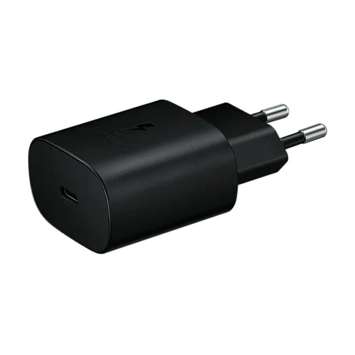 Ein schwarzer USB-Wandlader mit zwei Stiften und einem USB-C-Anschluss zum schnellen Aufladen von Geräten.