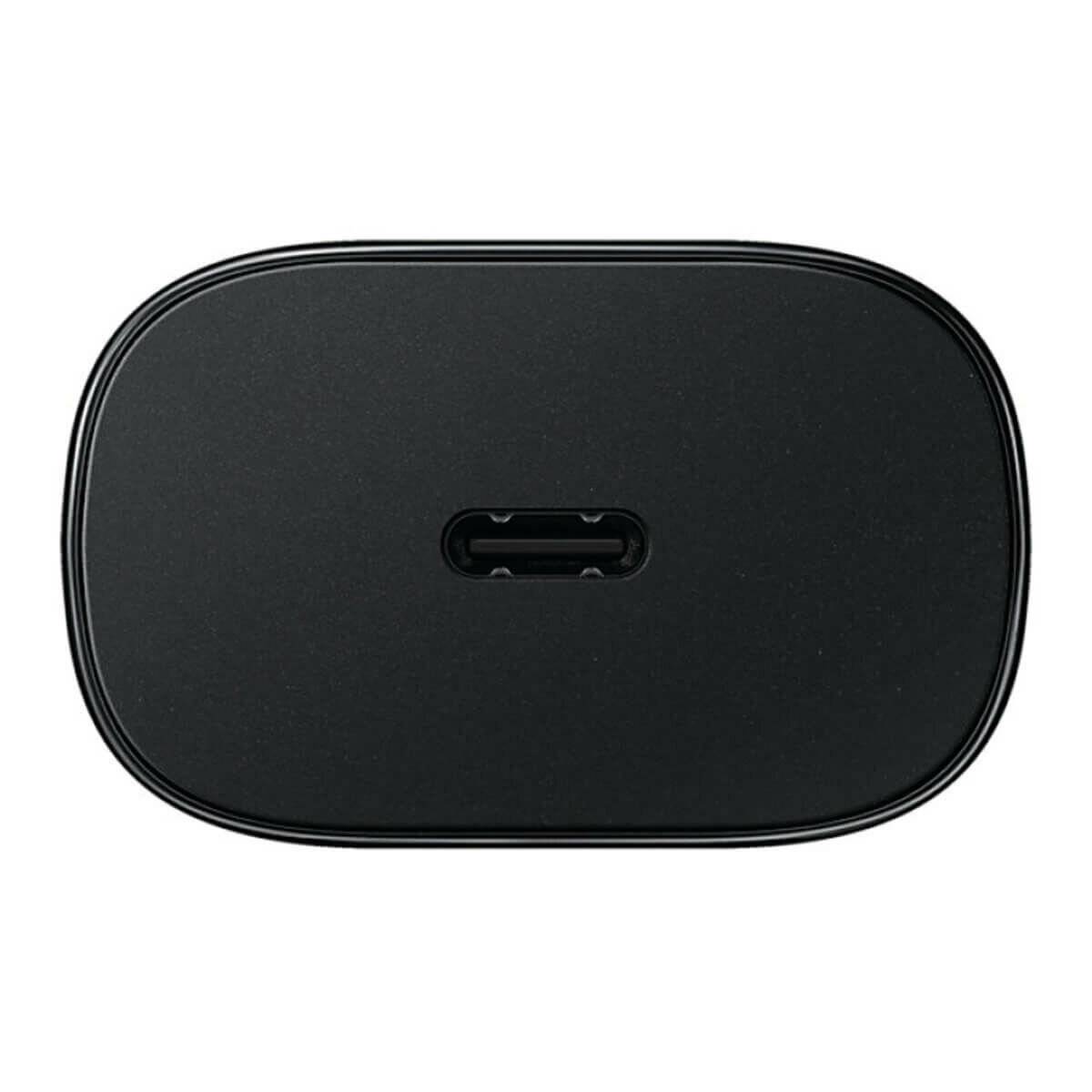 Ein schwarzes rechteckiges drahtloses Ladegerät mit einem zentralen USB-C-Anschluss, von oben betrachtet.