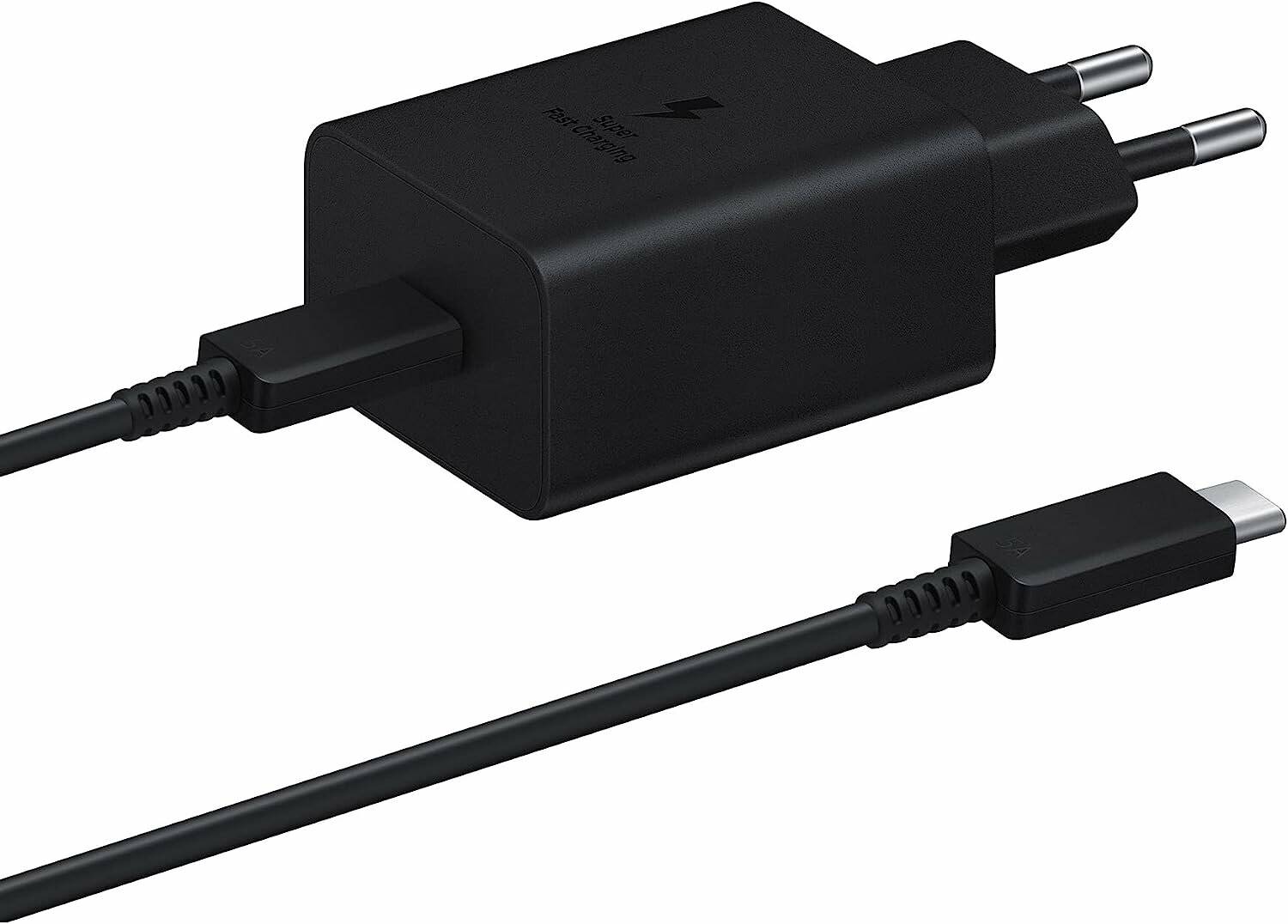 Ein schwarzes Ladegerät mit einem Blitzsymbol und dem Text ‚Schnelles Laden', das mit einem USB-Kabel verbunden ist.