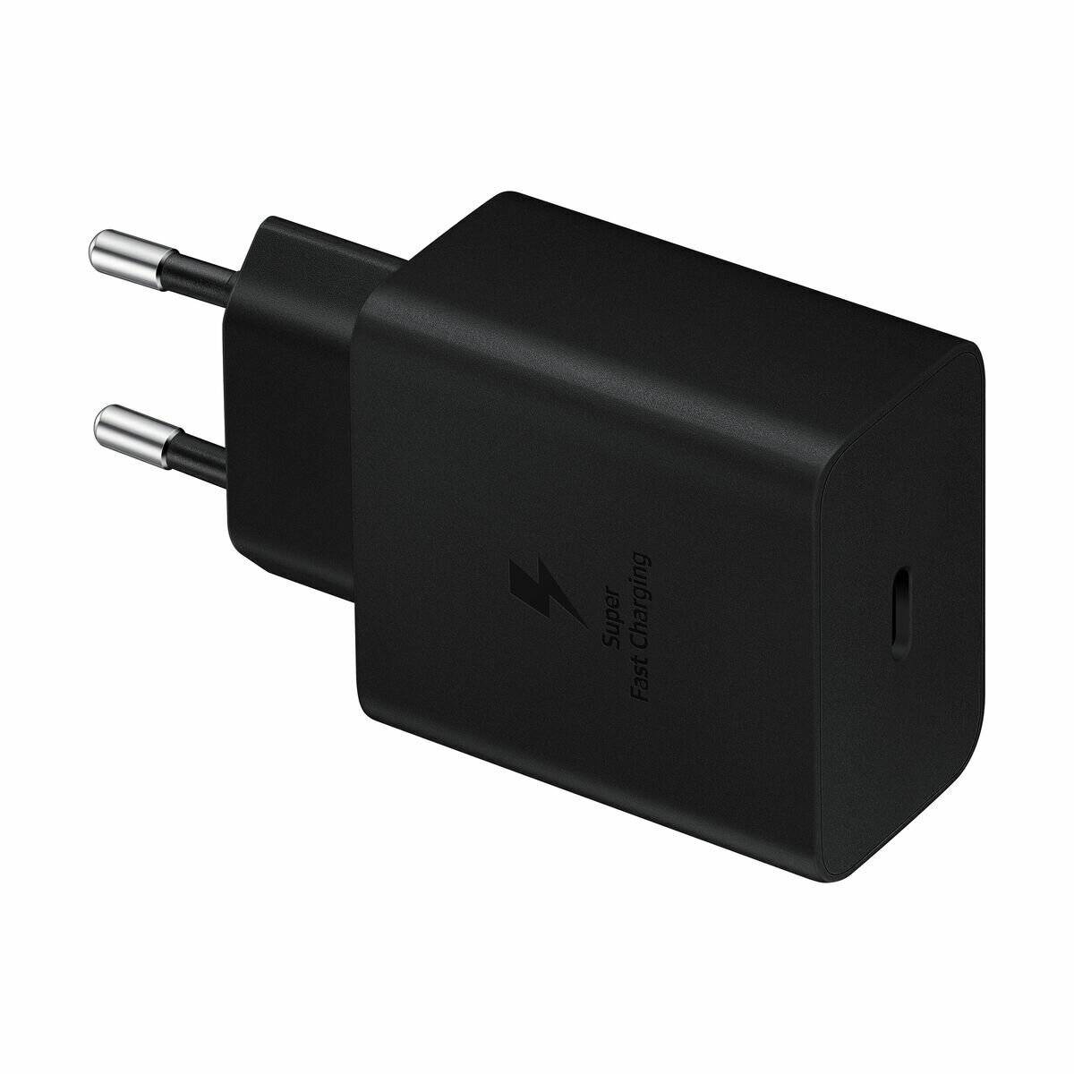Schwarzer USB-Wandladegerät mit europäischem Stecker, beschriftet mit „Super Fast Charging