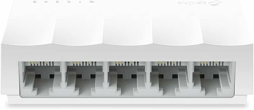Nahaufnahme eines weißen Netzwerk-Routers mit mehreren Ethernet-Anschlüssen, bereit für kabelgebundene Verbindungen.