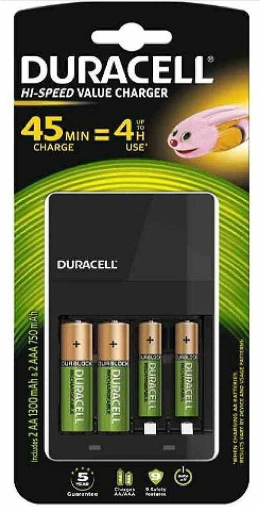 Ladegerät von 'Duracell' mit vier aufladbaren AA-Batterien auf der Verpackung. Text '45 min Ladung = 4 H Nutzung' mit einer lächelnden pinken Kreatur.