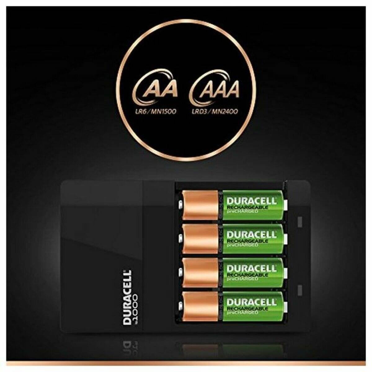 Duracell-Ladegerät für wiederaufladbare Batterien mit vier eingesetzten AA-Batterien, mit Symbolen für AA- und AAA-Kompatibilität.