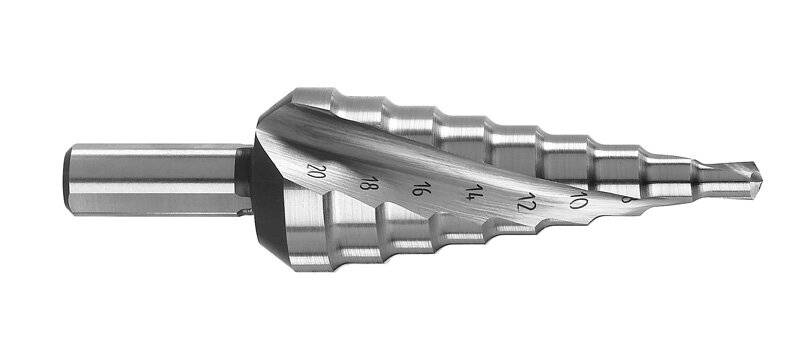 Ein Nahaufnahmebild eines Stufenbohrers aus Metall, das eingravierte Größen von 4 bis 20 zeigt, von der Spitze bis zur Basis verjüngt, verwendet zum Bohren von Löchern mit unterschiedlichen Durchmessern.