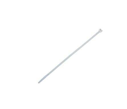 Eine weiße Kabelbinder, die diagonal auf einem einfarbigen weißen Hintergrund liegt.