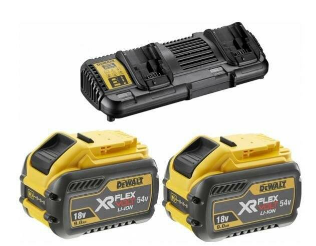 Drei DeWalt XR FLEX Li-Ion Akkus gezeigt: zwei gelbe, mit 18V/54V beschriftet, und eine schwarze Ladestation mit Display und Ladeschächten.