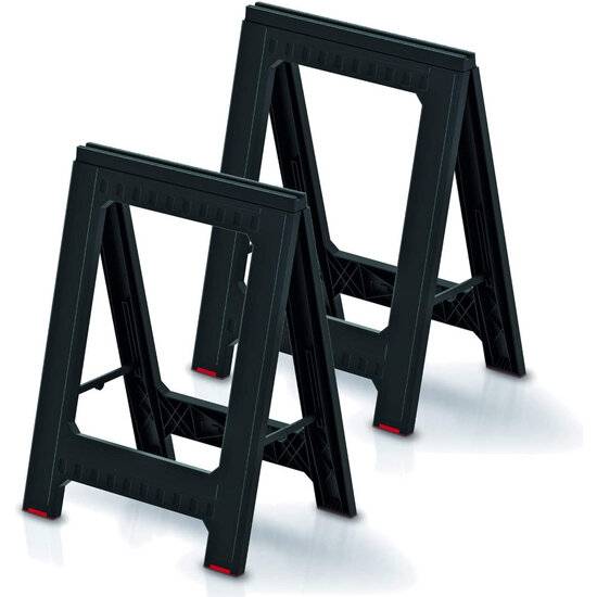 Zwei schwarze, klappbare Böcke mit roten Akzenten, die aufrecht stehen und ihre A-Rahmen-Konstruktion und robuste Bauweise präsentieren.