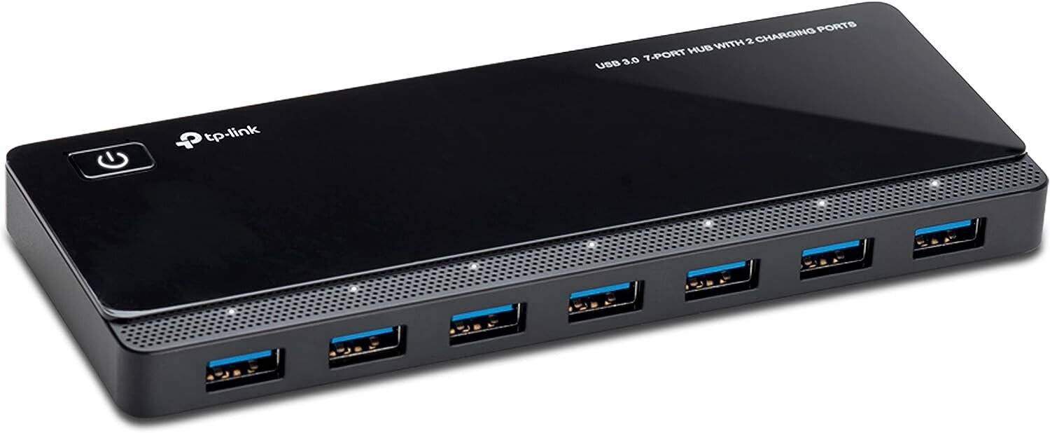 Ein schwarzer USB 3.0 Hub mit sieben Anschlüssen, entwickelt zur Erweiterung der Geräteverbindungen. Die Oberfläche des Hubs ist reflektierend und elegant.