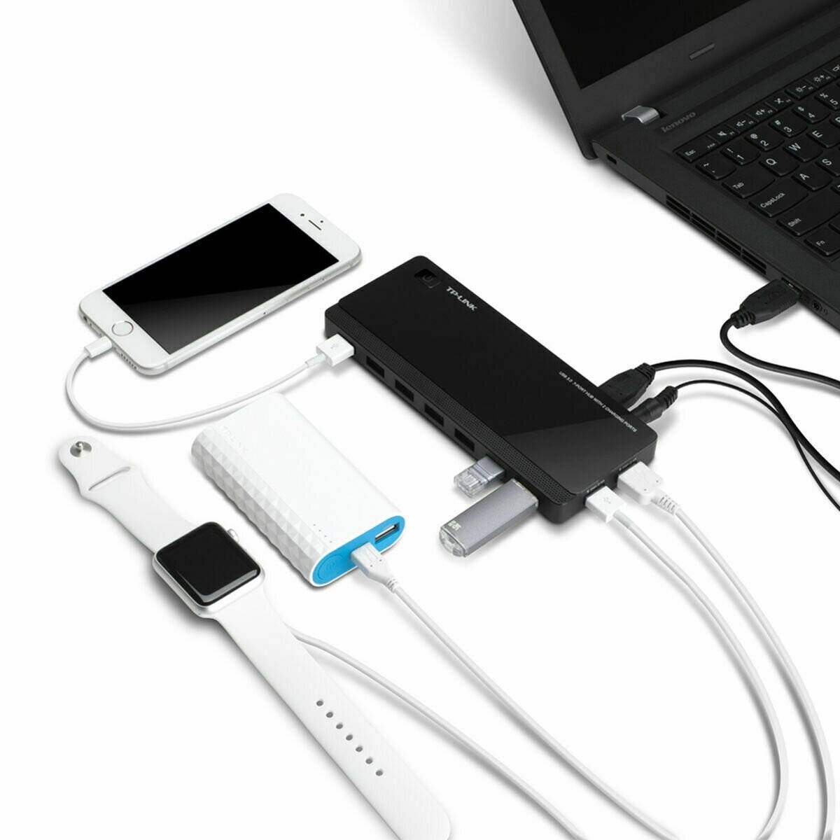 Laptop, der über einen USB-Hub mit Kabeln mit einem Smartphone, einer Powerbank, einem USB-Laufwerk und einer Smartwatch verbunden ist, was die Geräteverbindung zeigt.