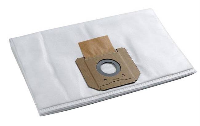 Ein weißer Staubsaugerbeutel mit einem rechteckigen Pappstück an der Öffnung wird auf einer ebenen Oberfläche abgelegt.