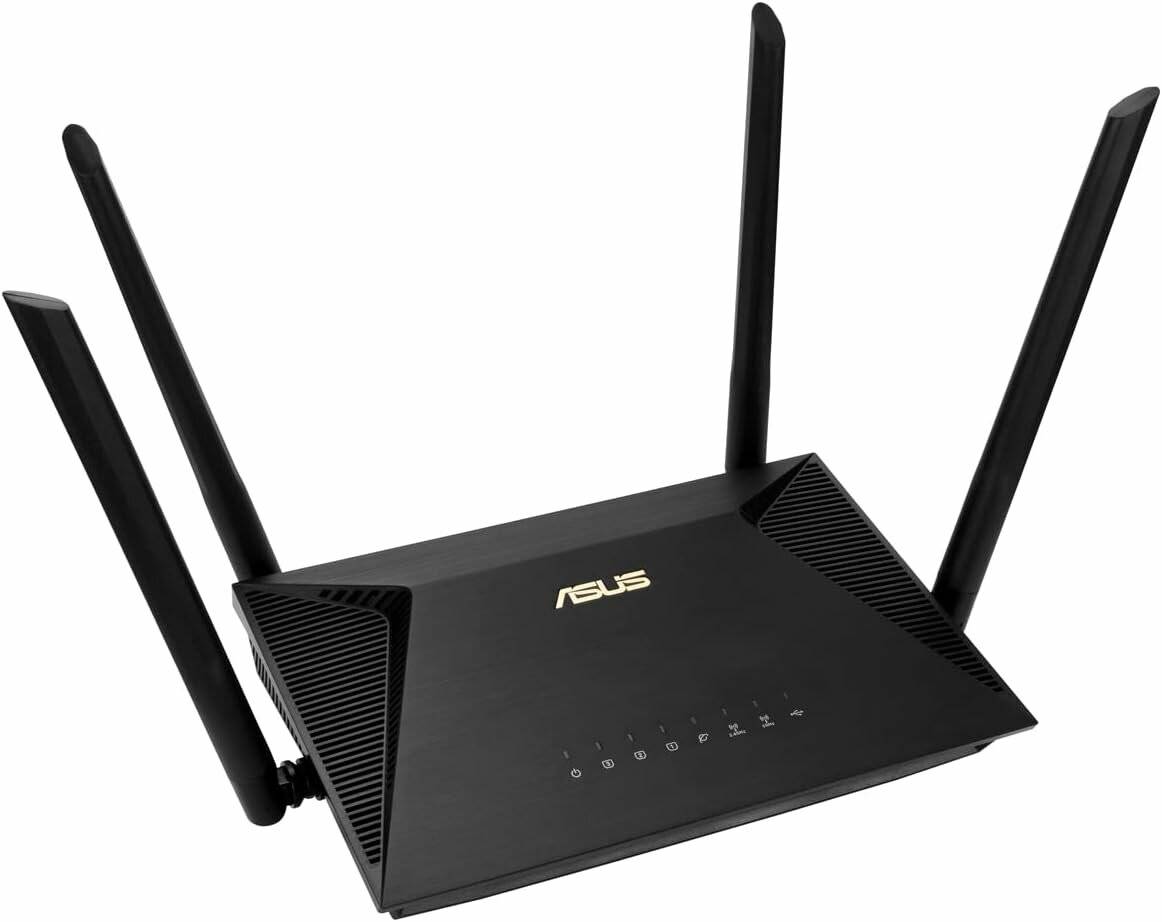Ein schwarzer WLAN-Router mit vier Antennen, versehen mit einem 'ASUS'-Logo auf seinem Frontpanel, konzipiert zur Bereitstellung von Internetverbindungen.