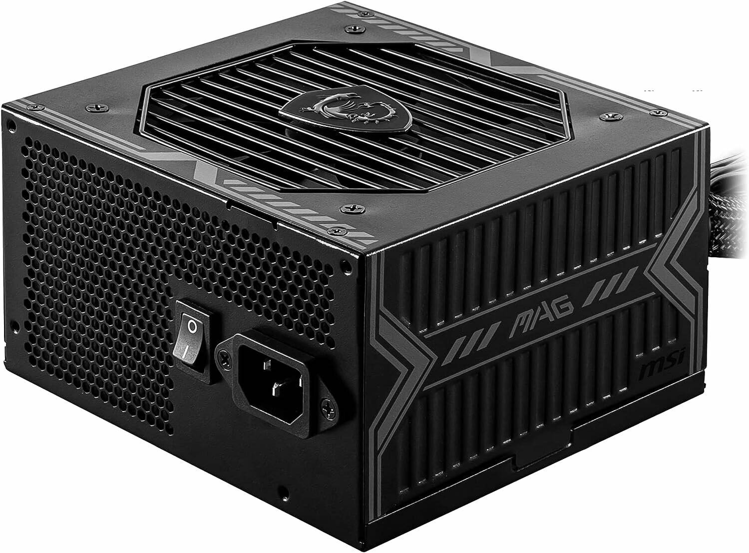 Eine schwarze Computer-Netzteileinheit mit sichtbarem Ein-/Ausschalter und belüfteten Seiten zur Kühlung, versehen mit einem Logo und dem Text 'MAG'.