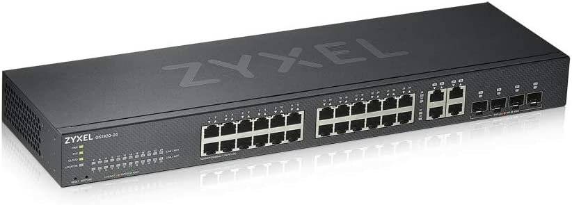 Netzwerk-Switch mit 24 Ethernet-Ports, die auf der Vorderseite beschriftet sind; Markenname 'Zyxel' auf der Oberseite sichtbar.
