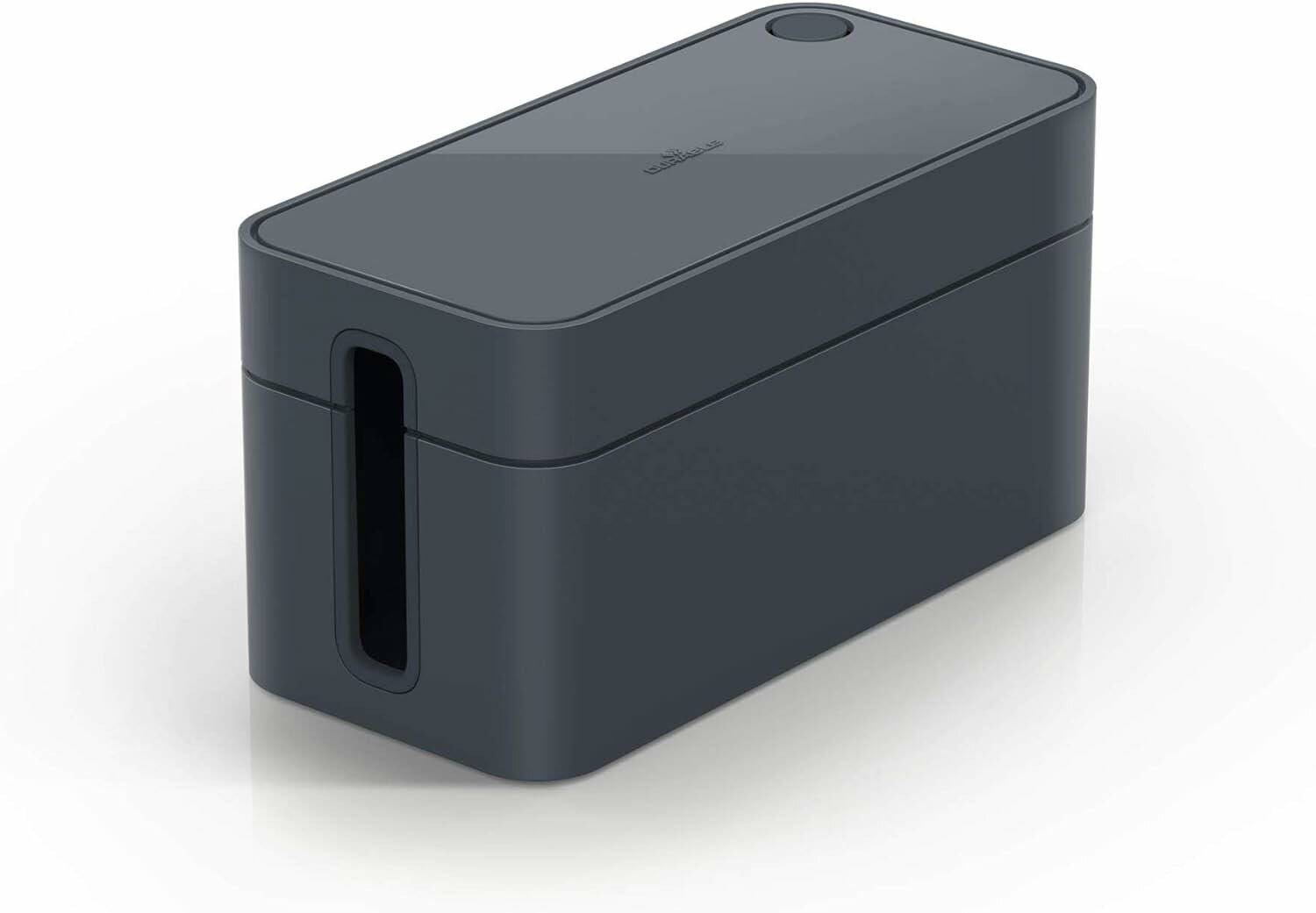 Eine elegante, schwarze Kabelmanagement-Box mit Deckel und seitlichen Öffnungen zum Organisieren und Verbergen von Kabeln. Geeignet für Schreibtische oder Unterhaltungsbereiche.