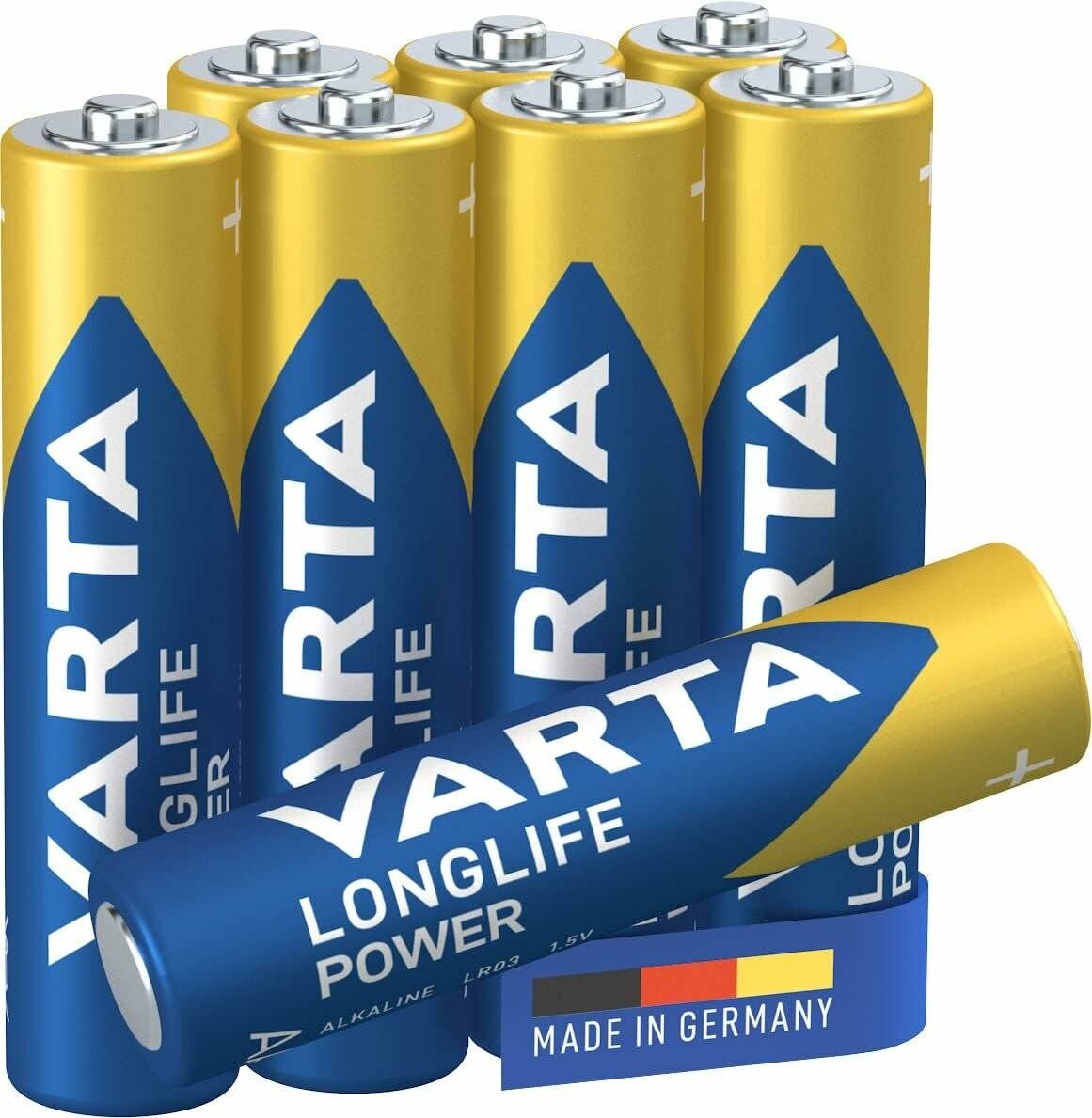 Eine Packung Varta Longlife Power AA-Batterien, mit neun aufrecht stehenden und einer vorne liegenden Batterie, mit der Aufschrift 