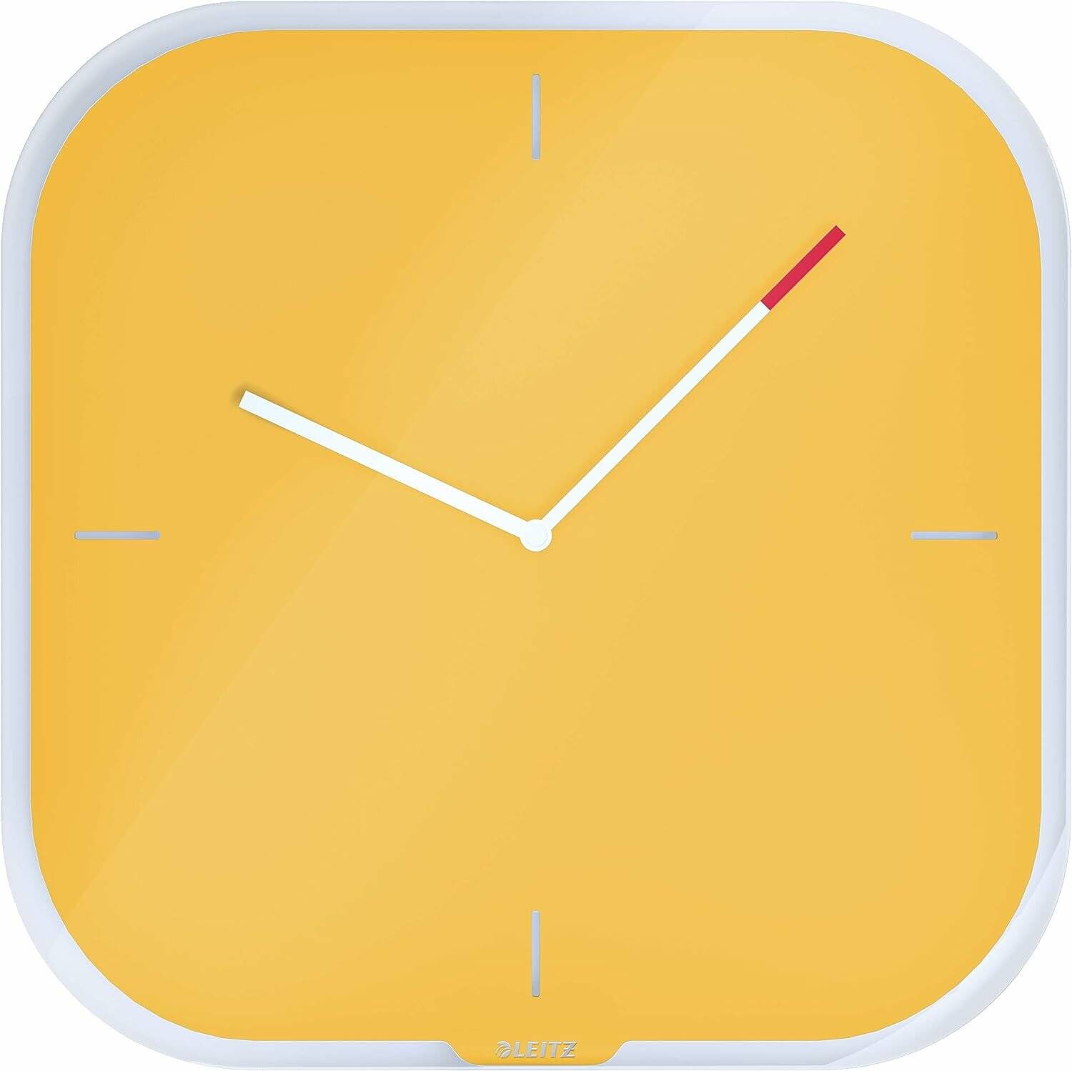 Eine gelbe quadratische Wanduhr mit weißen Stunden- und Minutenzeigern und einem roten Sekundenzeiger, die ungefähr 10:10 Uhr anzeigt.
