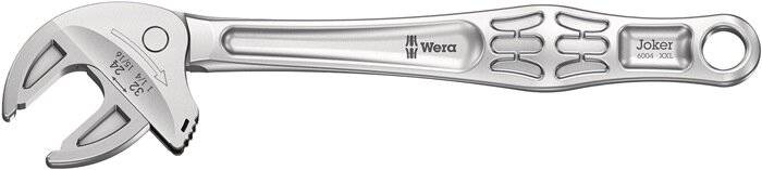 Ein Schraubenschlüssel aus Metall mit dem eingeprägten 'Wera'-Logo am Griff, der das elegante und robuste Design des Werkzeugs unterstreicht.