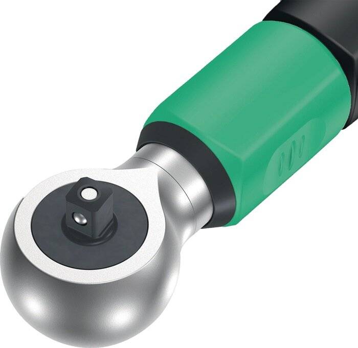 Nahaufnahme eines Ratschenschlüssels mit grünem Griff, die den quadratischen Antrieb und die Metallkonstruktion zeigt.