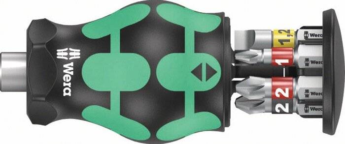 Ein grün-schwarzer Schraubendrehergriff mit strukturierten Griffflächen und einer Stahlschafts, der für komfortable und sichere Handhabung entwickelt wurde.