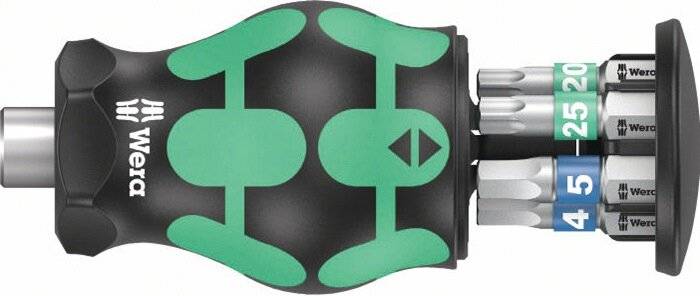 Ein schwarz-grüner ergonomischer Joystick-Knopf mit strukturierten Griffflächen und einem metallischen Anschluss, der für verbesserte Steuerung und Komfort entwickelt wurde.