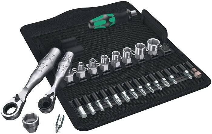Ein kompaktes Werkzeugset mit verschiedenen Schraubenziehern, Steckschlüsseln und Bits, übersichtlich in einem schwarzen Etui angeordnet.