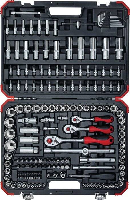 Eine Werkzeugkiste mit Steckschlüsseln, Ratschenschlüsseln und Verlängerungen in einem übersichtlichen Koffer. Verschiedene Größen und Typen sind übersichtlich und griffbereit angeordnet.