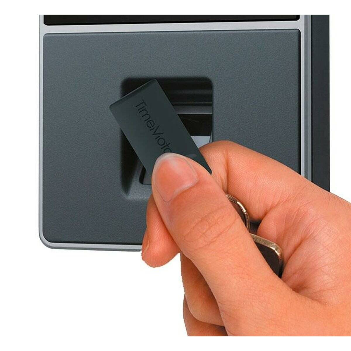 Eine Hand, die einen Schlüsselfob in der Nähe eines Kartenlesegeräts hält und ein System zur Freischaltung oder zum Zugang zu gesicherten Bereichen mittels elektronischer Identifikation veranschaulicht.