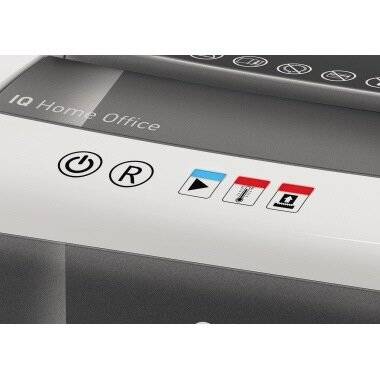 Eine Nahaufnahme des Bedienfelds eines Schredders mit Ein- und Rückwärtstaste sowie Kontrollleuchten für Behälter, Blockierung und Kühlung.