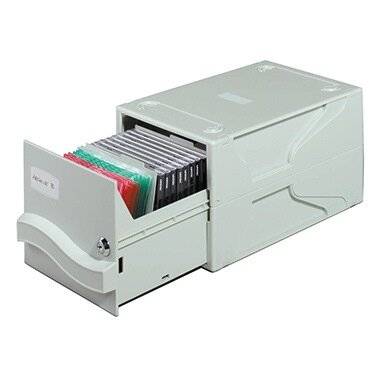 Eine rechteckige Aufbewahrungsbox mit einem offenen Schubfach, in dem bunte Disketten senkrecht und alphabetisch beschriftet angeordnet sind.