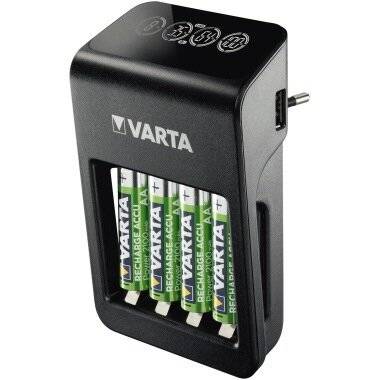 Ein schwarzer VARTA-Batterieladegerät mit vier eingesetzten AA-Akkus, für kompakten Einsatz konzipiert, mit integriertem USB-Ladeanschluss.
