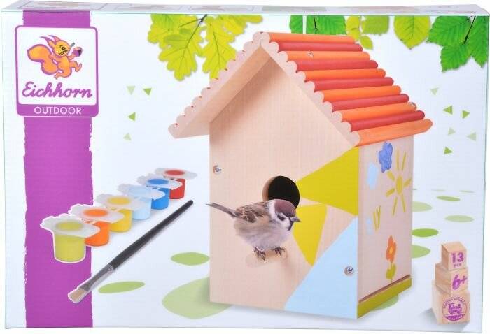 Ein Holzvogelhäuschen mit einem roten Dach wird von Farbdosen und einem Pinsel begleitet, vor einem Hintergrund mit Blattdesigns.