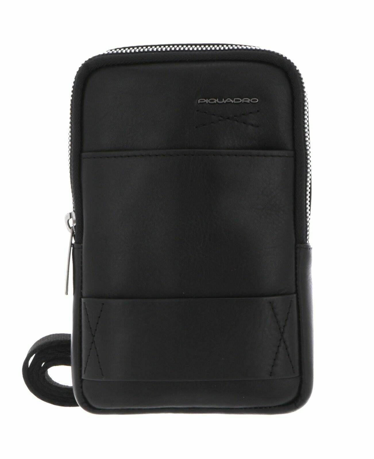 Eine schwarze Ledertasche für das Handy mit Reißverschluss und Vordertasche, entworfen von Piquadro, mit einem Trageriemen ausgestattet.