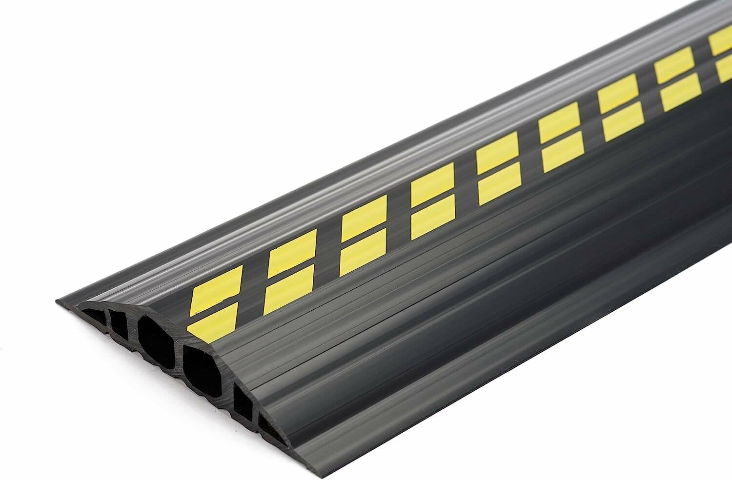 Ein robuster Kabelschutz mit drei Kanälen und einem gelb-schwarzen Schachbrettmuster.