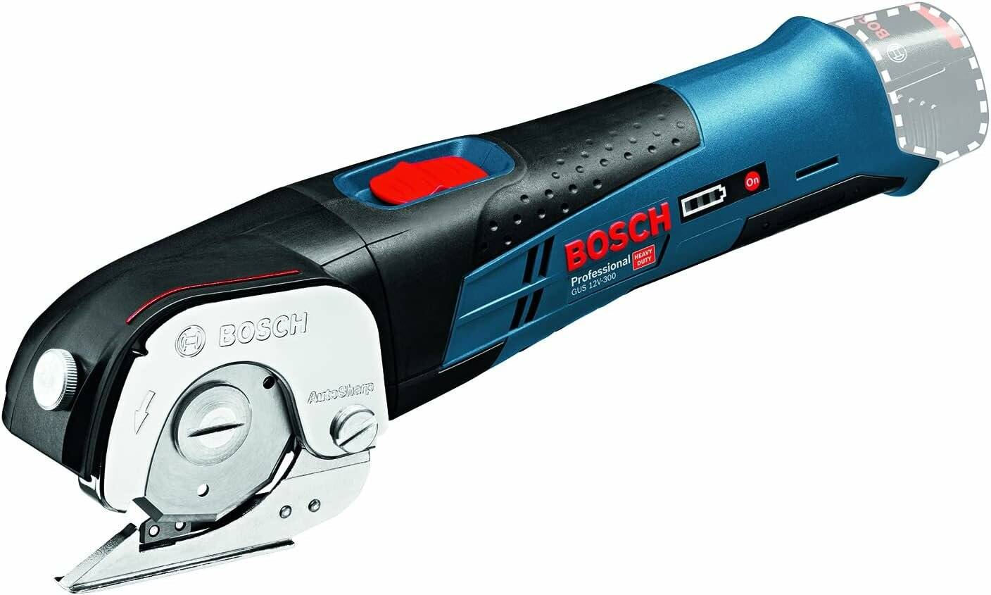 Ein 'Bosch Professional' blau-schwarzes Handwerksgerät mit einer silbernen Schneidklinge. Das Gerät verfügt über einen Ein-Schalter und einen Griffholm.