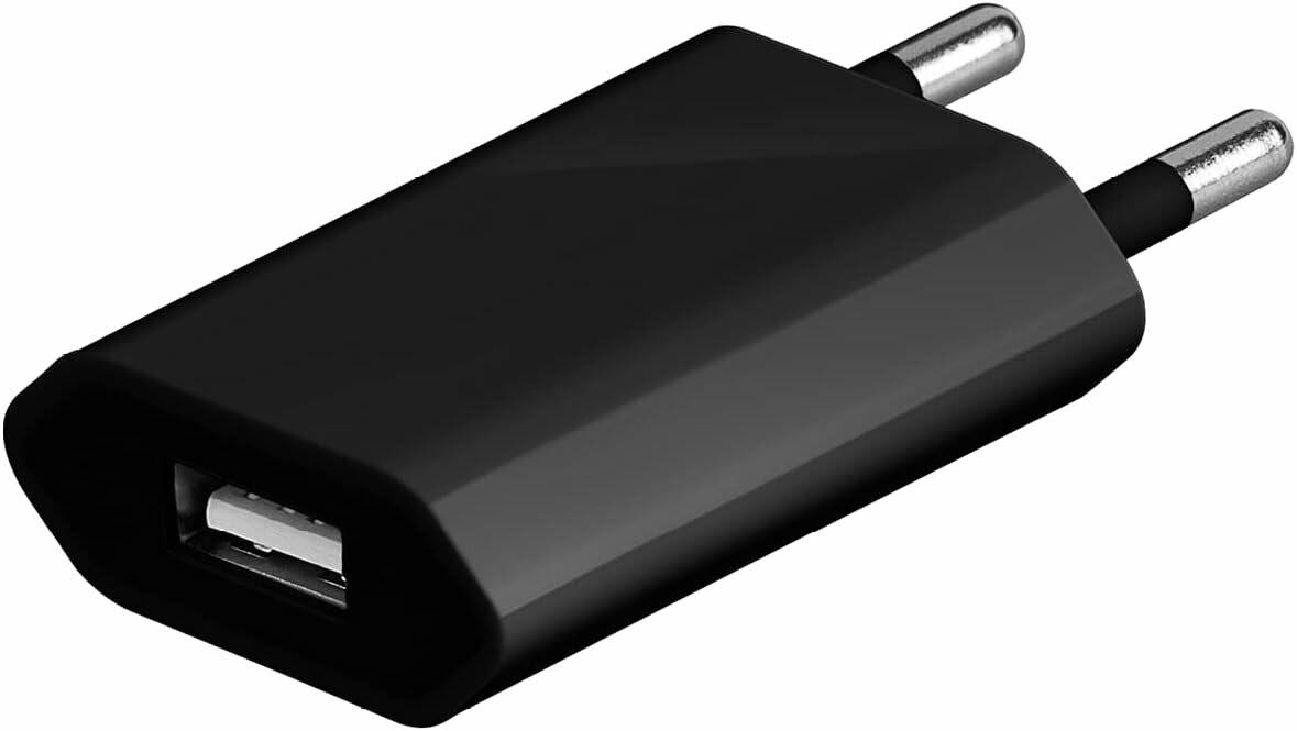 Ein schwarzer USB-Ladegerät-Adapter mit einem USB-A-Anschluss und einem Stecker zum Anschluss an eine Steckdose, der vor einem weißen Hintergrund dargestellt wird.