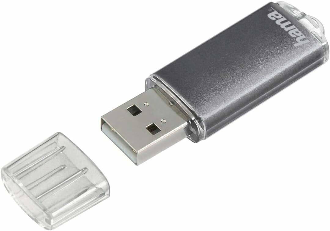 Ein USB-Stick mit einem metallisch grauen Gehäuse und abgenommener durchsichtiger Plastikkappe, schräg ausgerichtet, um den USB-Anschluss zu zeigen.