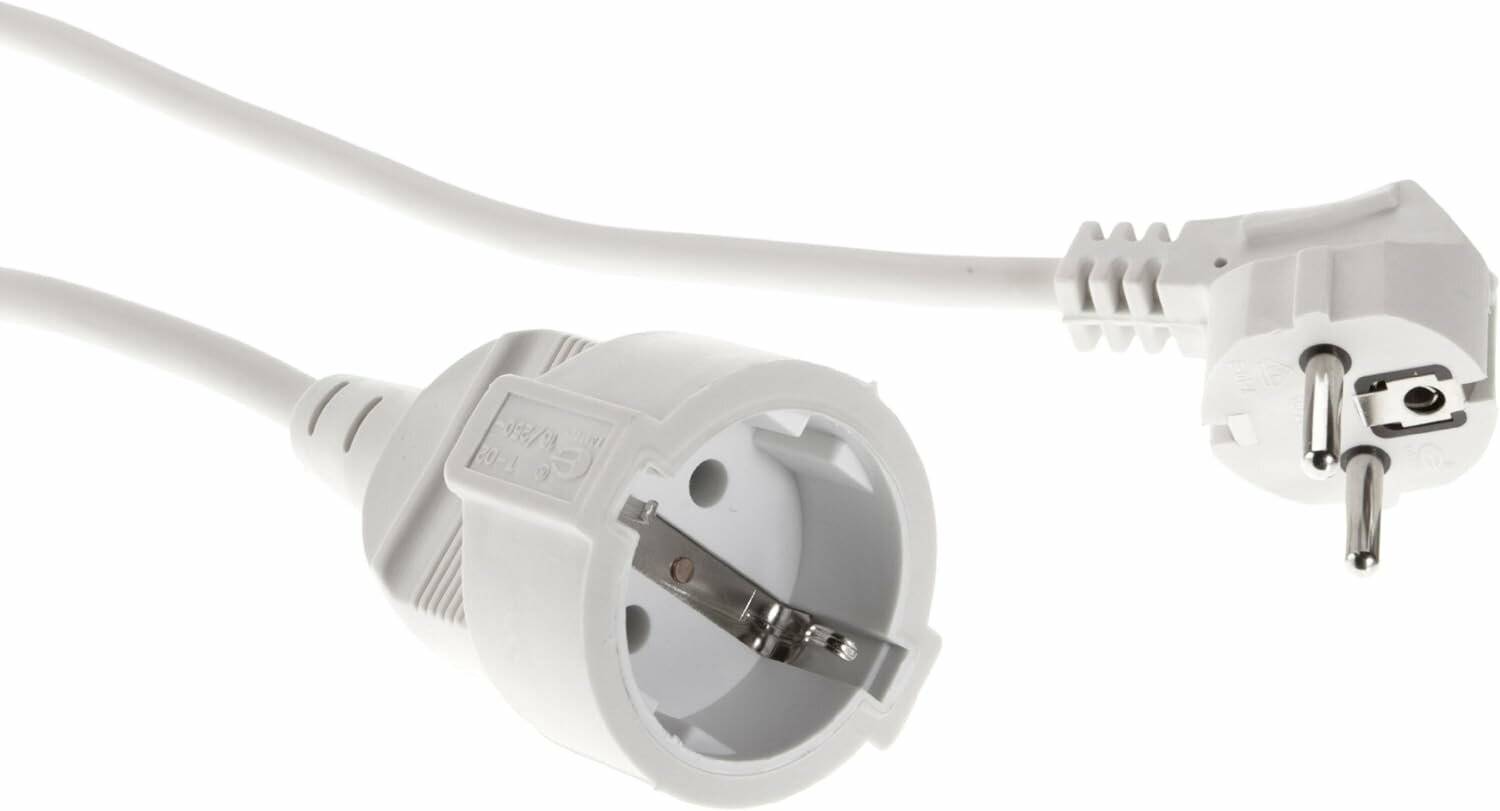 Ein weißer europäischer Stecker mit sichtbarer Steckdose und Kabel, geeignet zum Anschluss elektrischer Geräte, vor einem einfarbigen weißen Hintergrund.