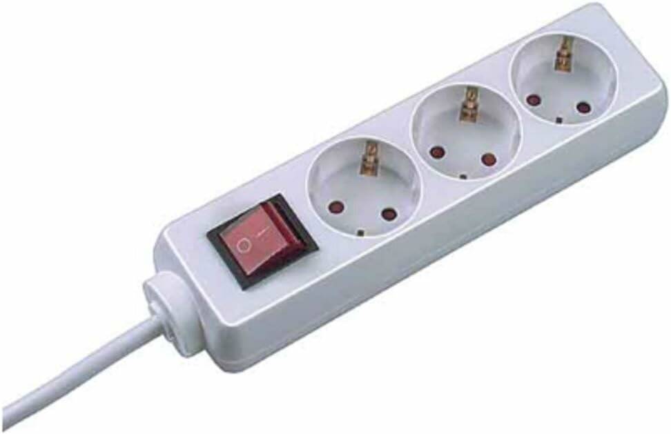 Ein weißer Mehrfachstecker mit vier europäischen Steckdosen und einem roten Ein/Aus-Schalter an der Seite, entwickelt für elektrische Geräte.