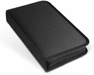 Ein schwarzer Ordner mit Reißverschluss und einer strukturierten Oberfläche liegt flach, leicht an der Ecke geöffnet, und zeigt sein kompaktes, robustes Design.