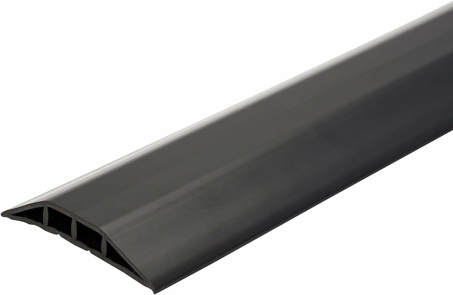 Eine schwarze Kabelabdeckung aus Kunststoff mit flacher Oberseite und abgeschrägten Kanten, die zum Organisieren und Schutz von Kabeln auf dem Boden entwickelt wurde.