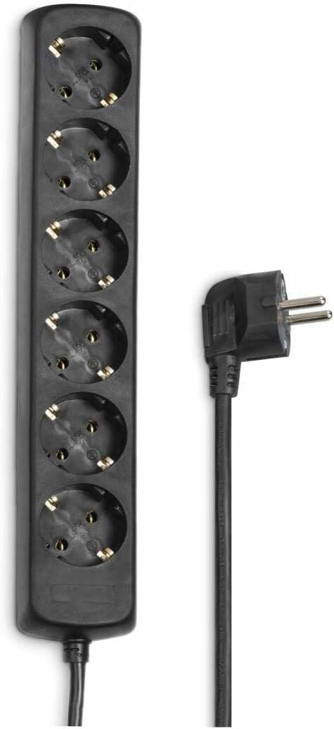 Eine schwarze Steckdosenleiste mit sechs europäischen Steckdosen und einem Stecker an einem kurzen Kabel, konzipiert für elektrische Verbindungen.