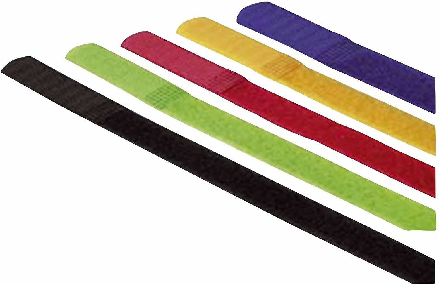 Fünf Klebestreifen in Blau, Rot, Gelb, Grün und Schwarz sind diagonal vor einem weißen Hintergrund angeordnet.