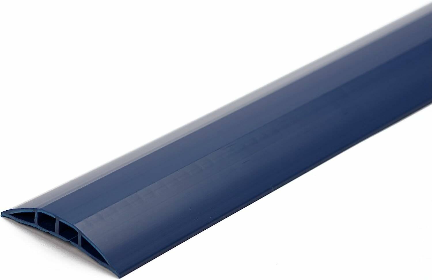 Ein blauer Türschwellenstreifen, entwickelt zum Abdecken von Lücken zwischen Bodenbelägen, auf weißem Hintergrund dargestellt.